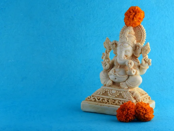 Dio indù Ganesha. Ganesha Idol su sfondo blu con fiori . — Foto Stock