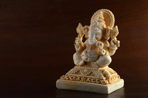 Hinduistický bůh Ganéša. Idol Ganesha na hnědé pozadí — Stock fotografie