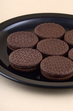 Çikolata kremalı kurabiye. Kahverengi çikolatalı sandviç bisküvileri.