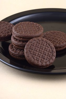 Çikolata kremalı kurabiye. Kahverengi çikolatalı sandviç bisküvileri.