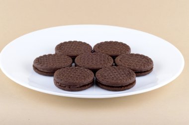 Çikolata kremalı kurabiye. Kahverengi çikolatalı sandviç bisküvileri.