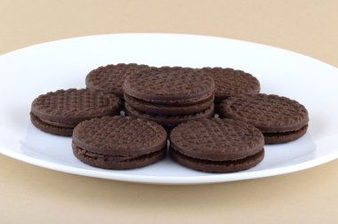 Çikolata kremalı kurabiye. Kahverengi çikolatalı sandviç bisküvileri.