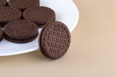 Çikolata kremalı kurabiye. Kahverengi çikolatalı sandviç bisküvileri.