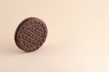 Çikolata kremalı kurabiye. krema dolgulu çikolata kahverengi sandviç bisküvi