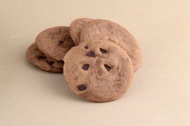 Çikolata parçacıklı kurabiye.