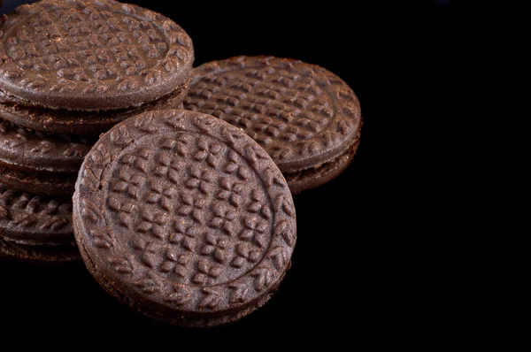 Bolachas de chocolate. biscoitos sanduíche de chocolate marrom com creme de enchimento em placa — Fotografia de Stock