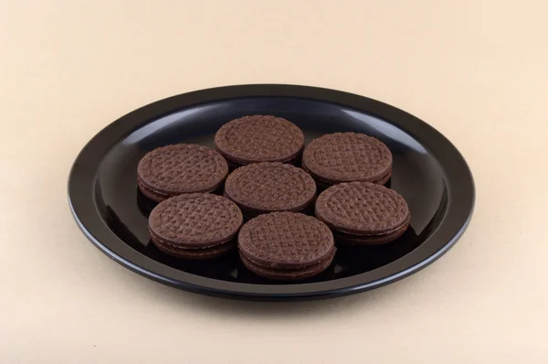 Bolachas de chocolate. biscoitos sanduíche de chocolate marrom com creme de enchimento em placa — Fotografia de Stock