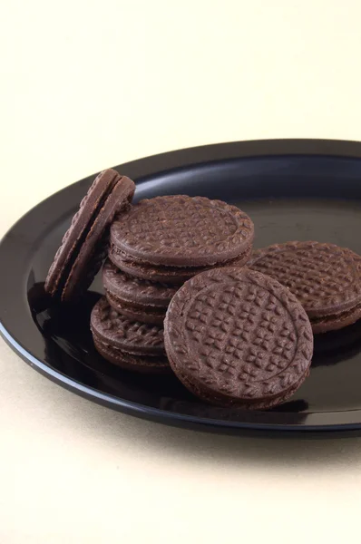 Çikolata kremalı kurabiye. Kahverengi çikolatalı sandviç bisküvileri. — Stok fotoğraf