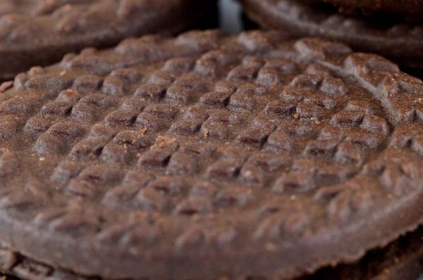 Chokladkakor. brun choklad smörgås kex med grädde fyllning i plattan — Stockfoto