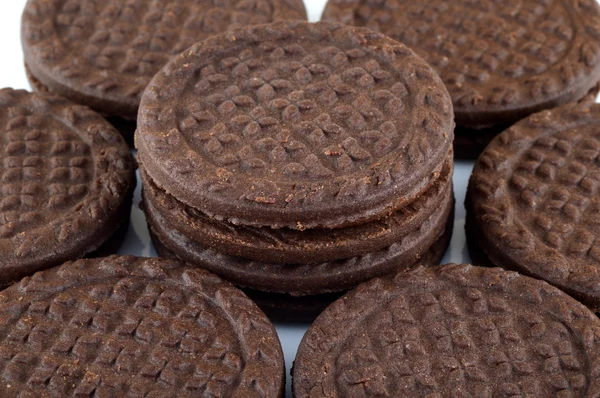 Chokladkakor. brun choklad smörgås kex med grädde fyllning i plattan — Stockfoto