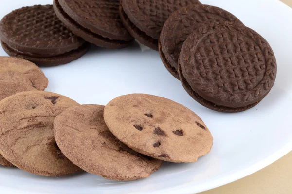 Chocolate Chip Cookie och grädde kex i plattan. — Stockfoto