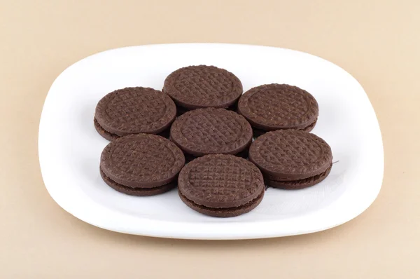 Chocolate cream cookies. brown chocolate sandwich biscuits with cream filling in plate — Stock Photo, Image