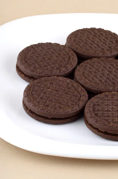 Chocolate cream cookies. brown chocolate sandwich biscuits with cream filling in plate — Stock Photo, Image