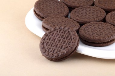 Çikolata kremalı kurabiye. Kahverengi çikolatalı sandviç bisküvileri.