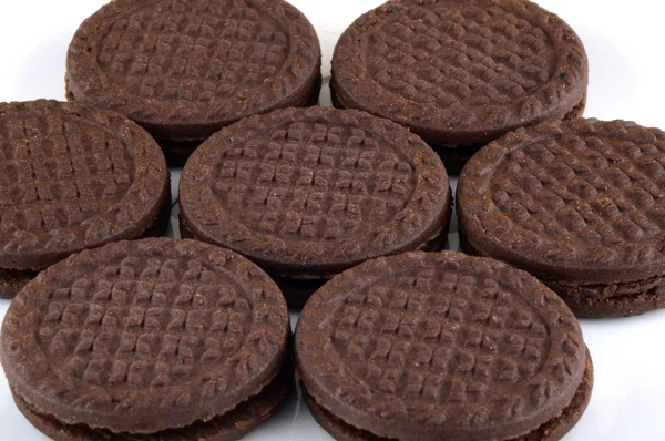 Bolachas de chocolate. biscoitos sanduíche de chocolate marrom com creme de enchimento em placa — Fotografia de Stock