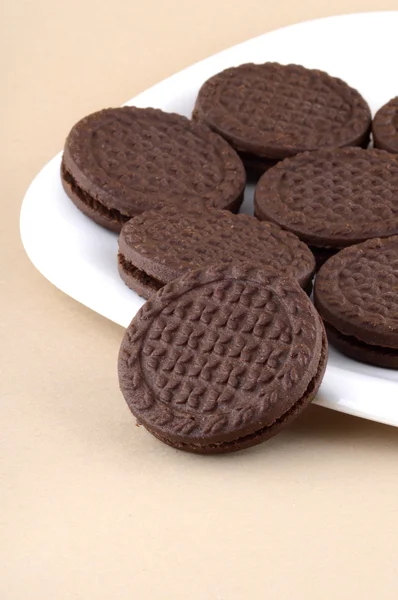 Chocolate cream cookies. brown chocolate sandwich biscuits with cream filling in plate — Stock Photo, Image