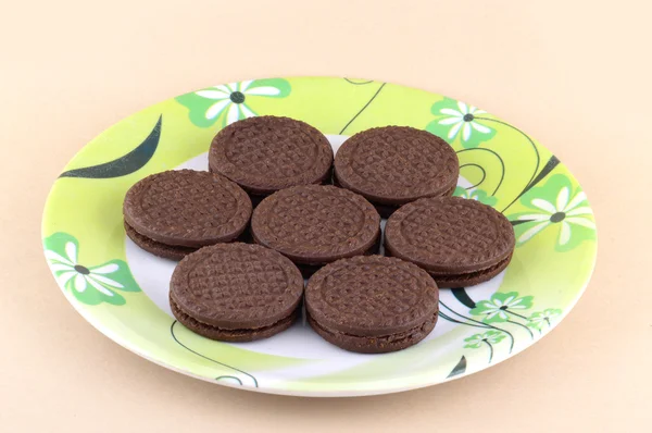 Bolachas de chocolate. biscoitos sanduíche de chocolate marrom com creme de enchimento em placa — Fotografia de Stock