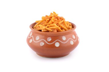 Indian aperatifler. Geleneksel Hint derin kızarmış falahari chivda-chivda veya toprak kap beyaz zemin üzerine karışımı