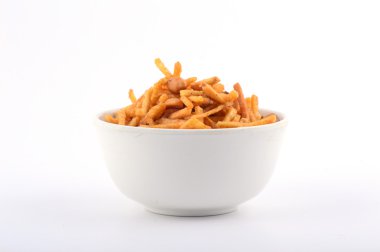 Indian aperatifler. Geleneksel Hint derin kızarmış falahari chivda-chivda veya karışımı kase beyaz arka plan üzerinde