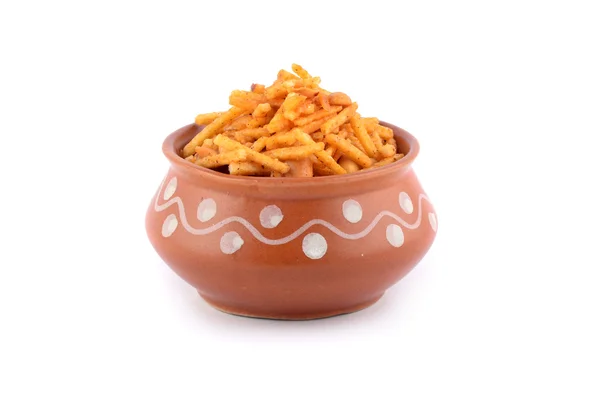 Indian aperatifler. Geleneksel Hint derin kızarmış falahari chivda-chivda veya toprak kap beyaz zemin üzerine karışımı