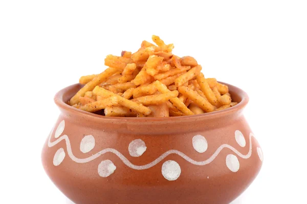 Snacks indios. Chivda- chivda de falahari frito tradicional indio o mezcla en maceta de arcilla sobre fondo blanco —  Fotos de Stock