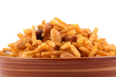 Indian aperatifler. Geleneksel Hint derin kızarmış falahari chivda-chivda veya beyaz zemin üzerine cam kase karışımı