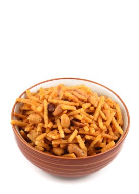 Indian aperatifler. Geleneksel Hint derin kızarmış falahari chivda-chivda veya beyaz zemin üzerine cam kase karışımı