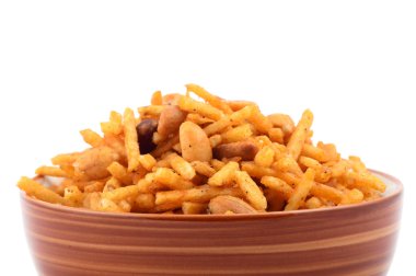 Indian aperatifler. Geleneksel Hint derin kızarmış falahari chivda-chivda veya beyaz zemin üzerine cam kase karışımı