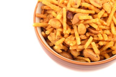 Indian aperatifler. Geleneksel Hint derin kızarmış falahari chivda-chivda veya beyaz zemin üzerine cam kase karışımı