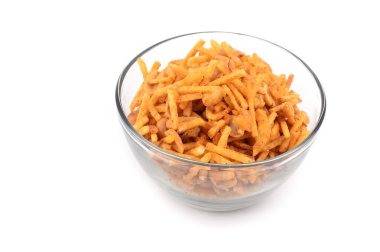 Indian aperatifler. Geleneksel Hint derin kızarmış falahari chivda-chivda veya beyaz zemin üzerine cam kase karışımı