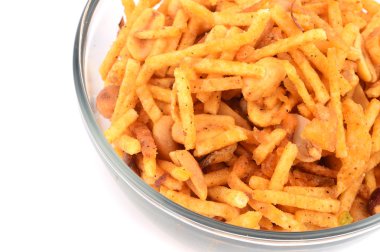 Indian aperatifler. Geleneksel Hint derin kızarmış falahari chivda-chivda veya beyaz zemin üzerine cam kase karışımı