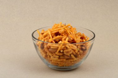 Indian aperatifler. Geleneksel Hint derin kızarmış falahari chivda-chivda veya cam kase karışımı