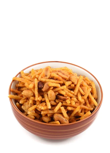 Indiase Snacks. Traditionele Indiase diepe gebakken falahari chivda-chivda of het mengsel in een glazen kom op witte achtergrond — Stockfoto