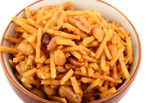 Indische Snacks. traditionelle indische frittierte falahari chivda- chivda oder Mischung in Glasschüssel auf weißem Hintergrund — Stockfoto