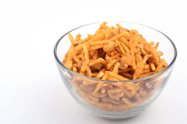 Indische Snacks. traditionelle indische frittierte falahari chivda- chivda oder Mischung in Glasschüssel auf weißem Hintergrund — Stockfoto