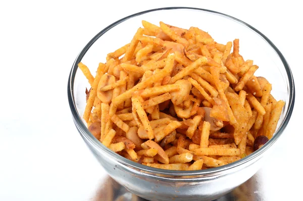 Snacks indios. Chivda- chivda de falahari frito tradicional indio o mezcla en tazón de vidrio sobre fondo blanco —  Fotos de Stock