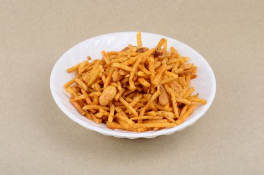 Geleneksel Indiantraditional Hint derin kızarmış falahari chivda-chivda veya karışım beyaz tabak içinde. Indian aperatifler derin kızarmış falahari chivda-chivda veya karışım beyaz tabak içinde. Indian aperatifler