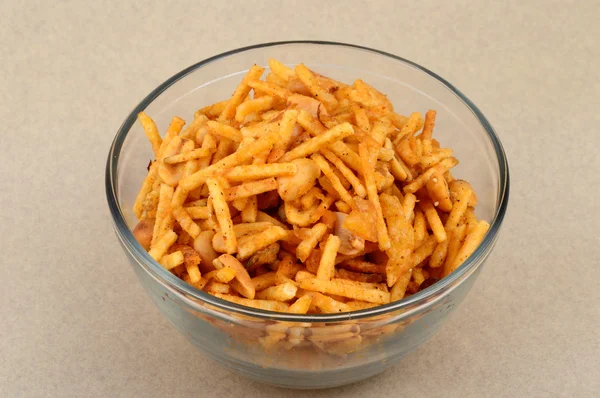 Snacks indios. Chivda- chivda o mezcla tradicional india de falahari frito en un tazón de vidrio —  Fotos de Stock
