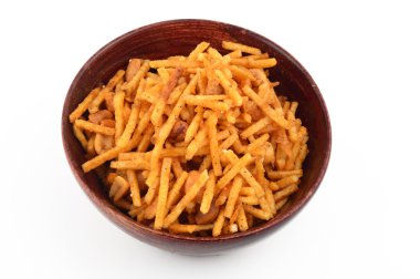 Indian aperatifler. Geleneksel Hint derin kızarmış falahari chivda-chivda ya da beyaz zemin üzerine karışımı