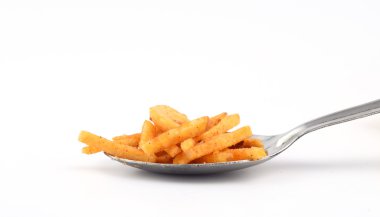 Geleneksel Hint derin kızarmış falahari chivda-chivda veya beyaz zemin üzerine kaşık karışımı