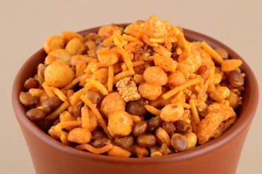 Indian aperatifler: Karışım toprak kap içinde.