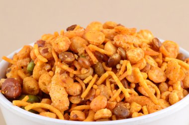Indian aperatifler: Karışımı (tuz biber masala, bakliyat, channa masala dal yeşil bezelye ile kavrulmuş fındık)