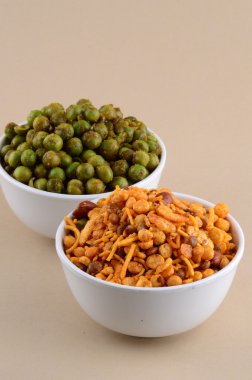 Indian aperatifler: Karışımı ve Spiced kızarmış yeşil bezelye (chatpata mami) beyaz kase.