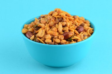 Hint aperatifler: Mavi kapta karışımı (tuz biber masala, bakliyat, channa masala dal yeşil bezelye ile kavrulmuş fındık)