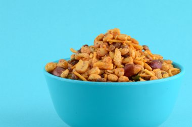 Hint aperatifler: Mavi kapta karışımı (tuz biber masala, bakliyat, channa masala dal yeşil bezelye ile kavrulmuş fındık)
