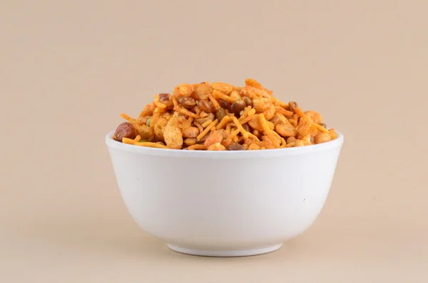 Indiase Snacks: Mengsel (geroosterde noten met zout peper masala, peulvruchten, channa masala dal groene erwten) — Stockfoto