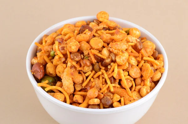 Indiase Snacks: Mengsel (geroosterde noten met zout peper masala, peulvruchten, channa masala dal groene erwten) — Stockfoto