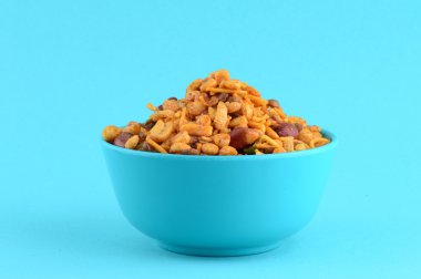 Hint aperatifler: Mavi kapta karışımı (tuz biber masala, bakliyat, channa masala dal yeşil bezelye ile kavrulmuş fındık)