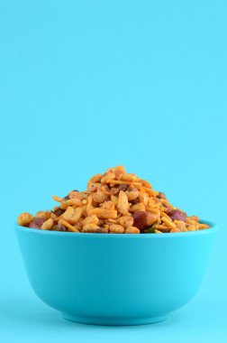 Hint aperatifler: Mavi kapta karışımı (tuz biber masala, bakliyat, channa masala dal yeşil bezelye ile kavrulmuş fındık)