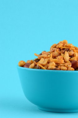 Hint aperatifler: Mavi kapta karışımı (tuz biber masala, bakliyat, channa masala dal yeşil bezelye ile kavrulmuş fındık)